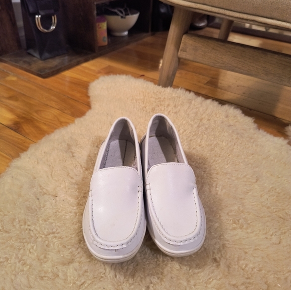 Size 39 Women White Loafers Shoes. White Vegan leather. Good condition! - Picture 5 of 6